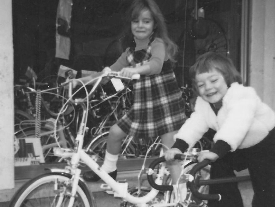 Filip voor zijn grootvader's fietsenwinkel